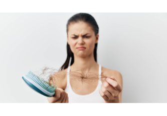 Caduta dei capelli in primavera: quanto dura e quali sono i rimedi che funzionano davvero