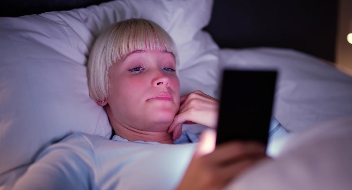 Come la luce artificiale influisce sul ritmo biologico e sul riposo notturno