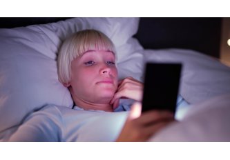 Come la luce artificiale influisce sul ritmo biologico e sul riposo notturno